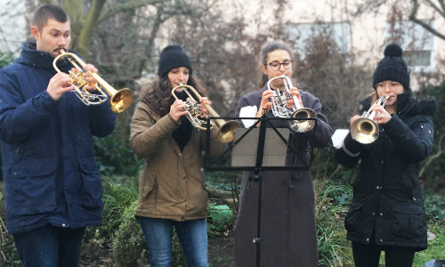 Weihnachtslieder im Garten
