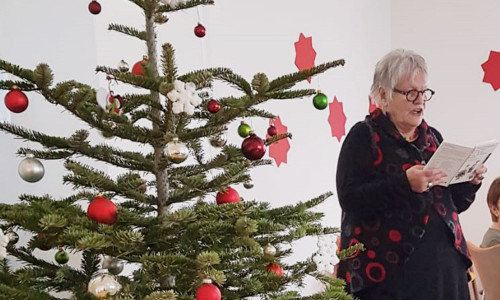 Erna, der Baum nadelt!